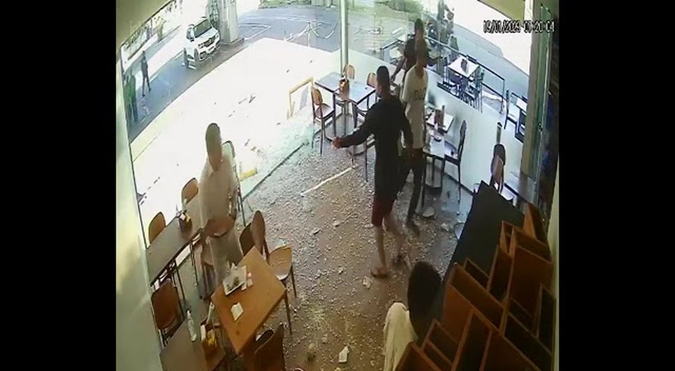 Imagens de câmera de segurança mostram momento em que carro invade delicatessen em Aracaju.jpg
