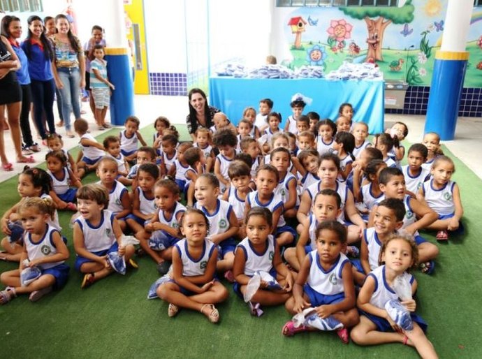 Campo Alegre: em visita a creches, prefeita entrega novos fardamentos