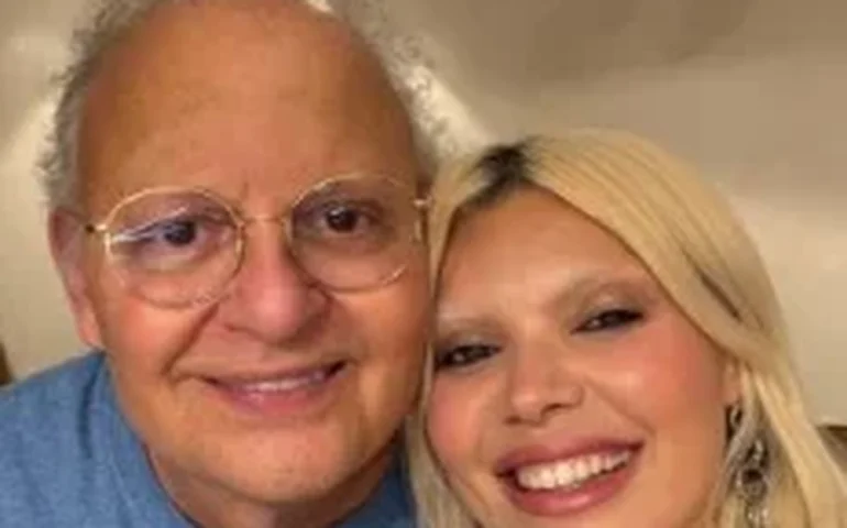 Encontro de gerações: Guilherme Arantes e Duda Beat cantam 'O Melhor Vai Começar' em show na noite de ontem (VÍDEOS)