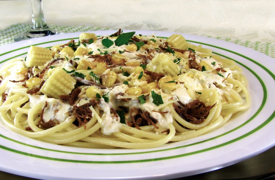espaguete ao molho de milho e carne 