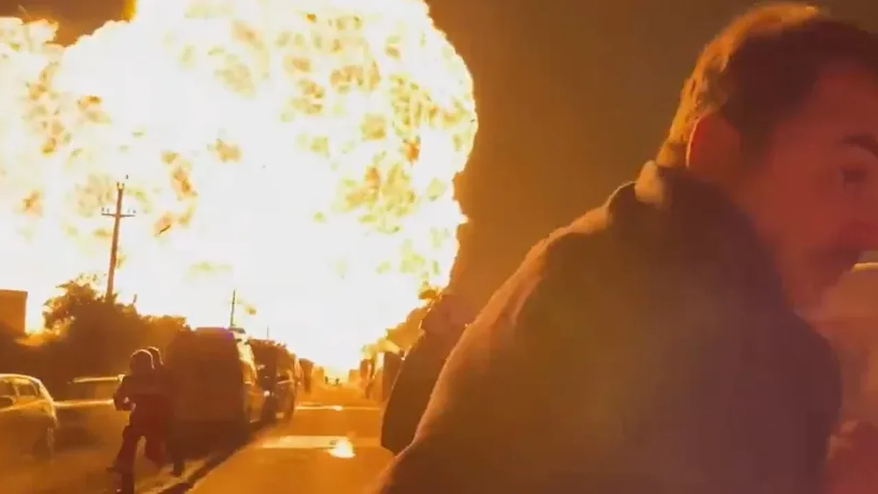 Vídeo mostra momento em que explosão ocorre em estação de petróleo na Romênia; assista