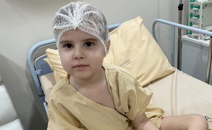 Lucas tem sete anos e, desde 2024, enfrenta bravamente a luta contra a leucemia