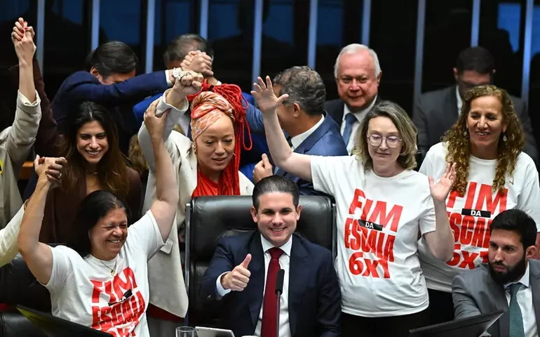 Câmara aprova PEC que prevê fim da escala 6x1