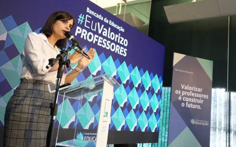 Bancada da Educação assina termo de compromisso para valorizar a carreira do magistério