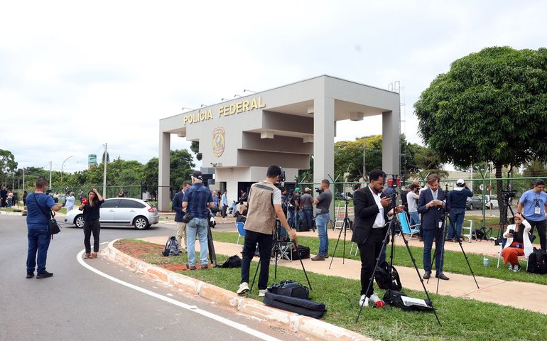 Alexandre de Moraes autoriza visita de Michelle a Jair Bolsonaro na PF