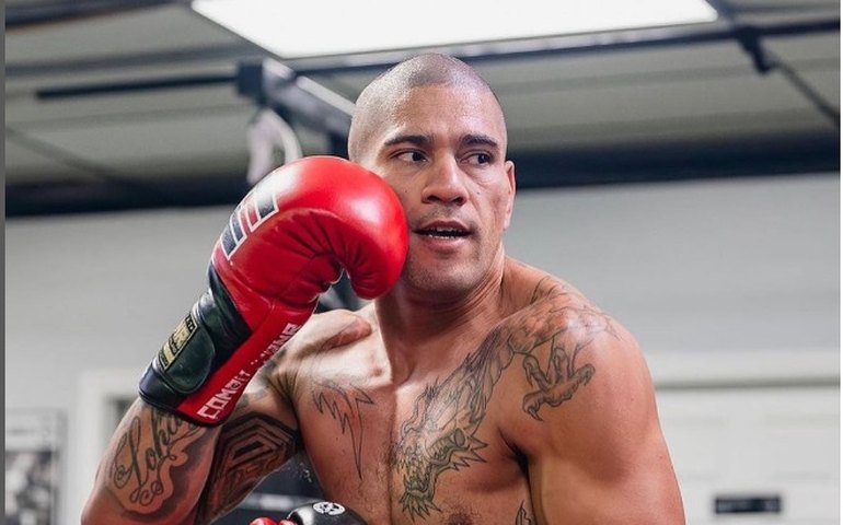 Campeão do UFC, Poatan diz que ex-namorada o agrediu e revela motivo do fim: 'Ela era casada'