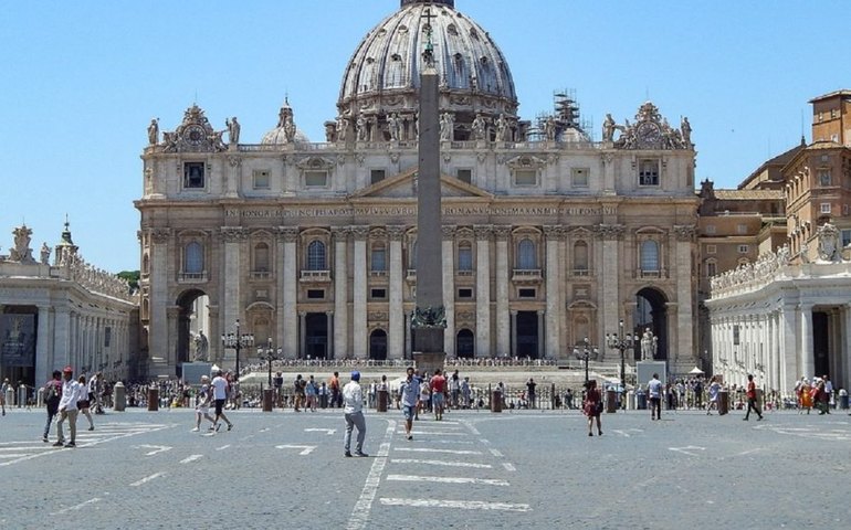 Vaticano descreve mudança de gênero como 'ameaça à dignidade', mas diz que pessoas LGBTQIAP+ devem ser respeitadas