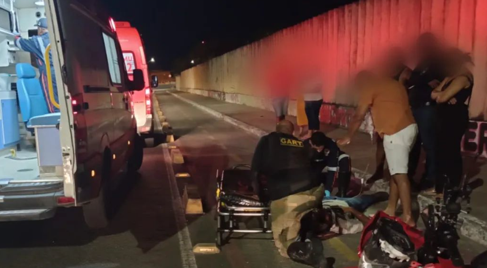 Após volante travar, motorista invade contramão e deixa duas pessoas feridas em Aracaju