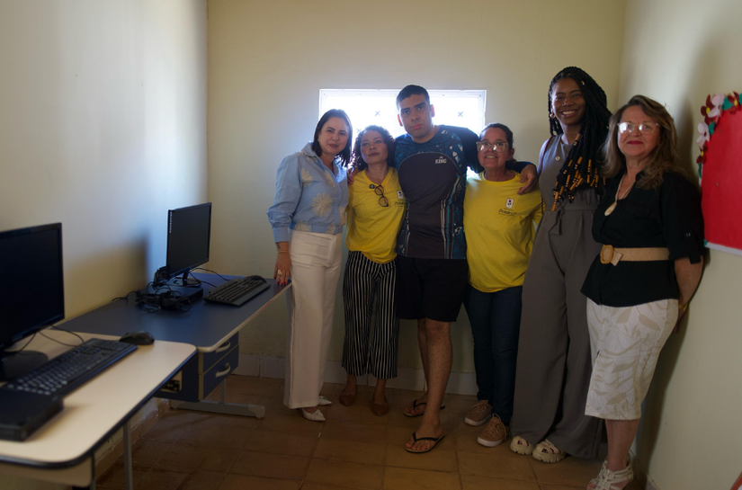 Doação de computadores do Ministério das Comunicações impulsiona aprendizado de jovens autistas em Valparaíso (GO)