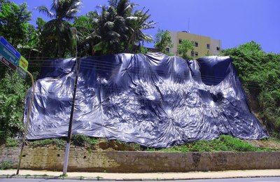 Prefeitura finaliza trabalho de manutenção na encosta da Avenida Leste-Oeste