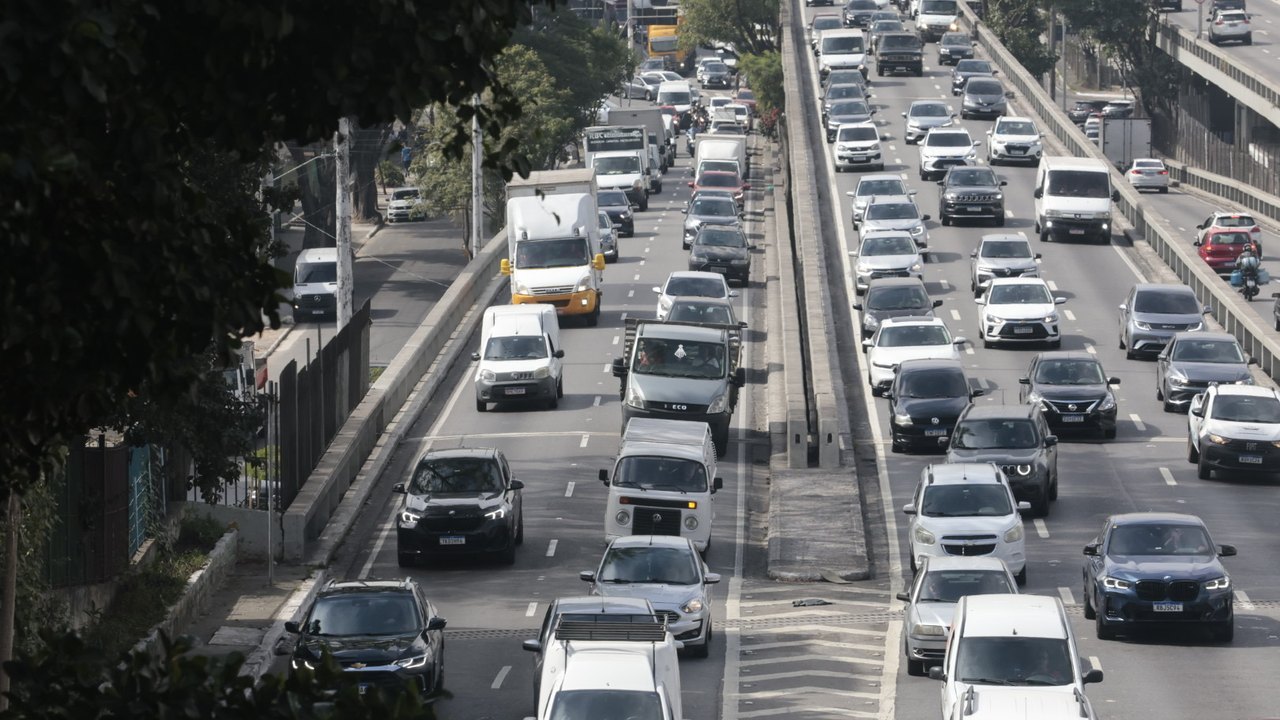 Paralisação de trens causa congestionamento nas ruas de SP
