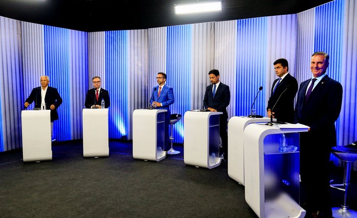 Candidatos durante debate Candidatos durante debate