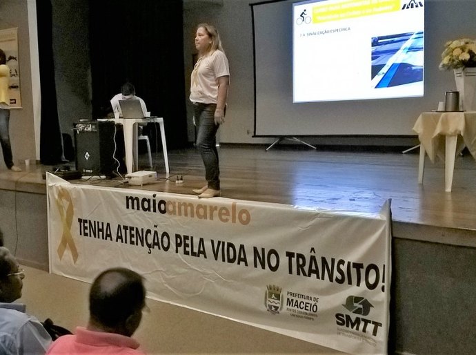 Maio Amarelo: Palestra orienta motoristas de ônibus