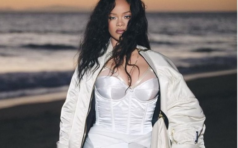 Rihanna lança nova coleção para maternidade e divulga peças ao lado do filho RZA