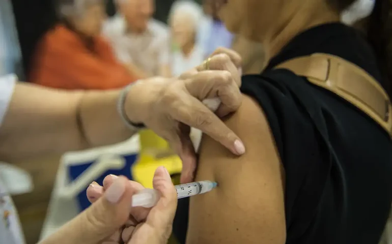 Vacinação contra a dengue em SP começará pelas escolas, diz Prefeitura