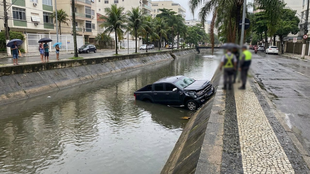 Vídeo: caminhonete cai em canal no Leblon; motorista não se feriu