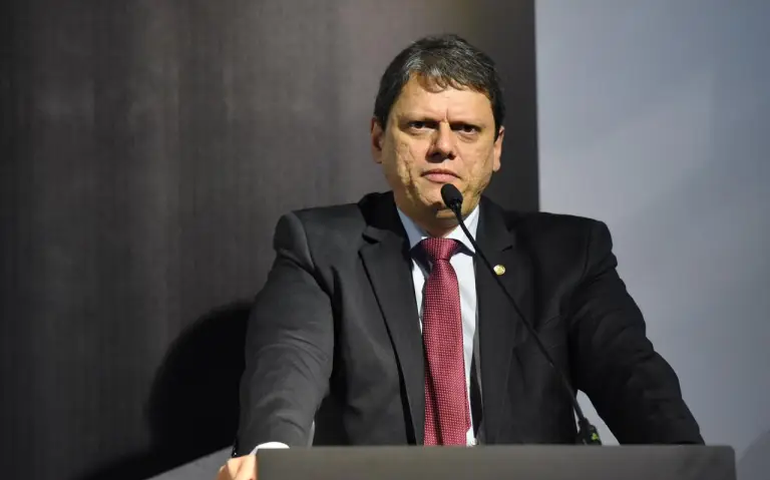 Tarcísio diz que Sabesp vai perder valor no modelo atual e avalia venda de ações