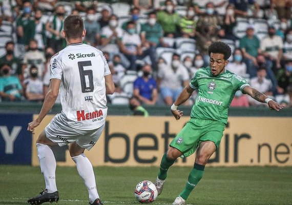 Coritiba faz três gols em 11 minutos e fica a uma vitória do acesso na Série B