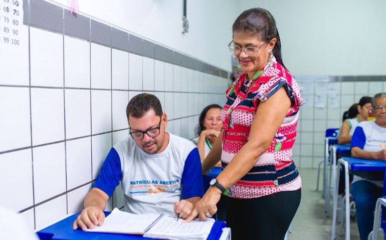 Políticas públicas de melhorias salariais para servidores da Educação marcam a gestão de JHC