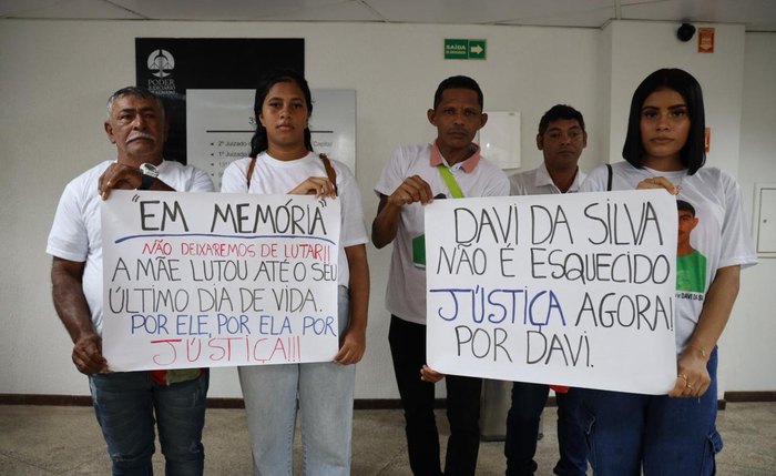 Pai de Davi Silva cobra respostas durante julgamento: "Qualquer coisa"