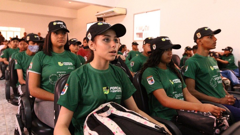 Alunos da rede municipal de educação participam da aula inaugural do Programa Força no Esporte