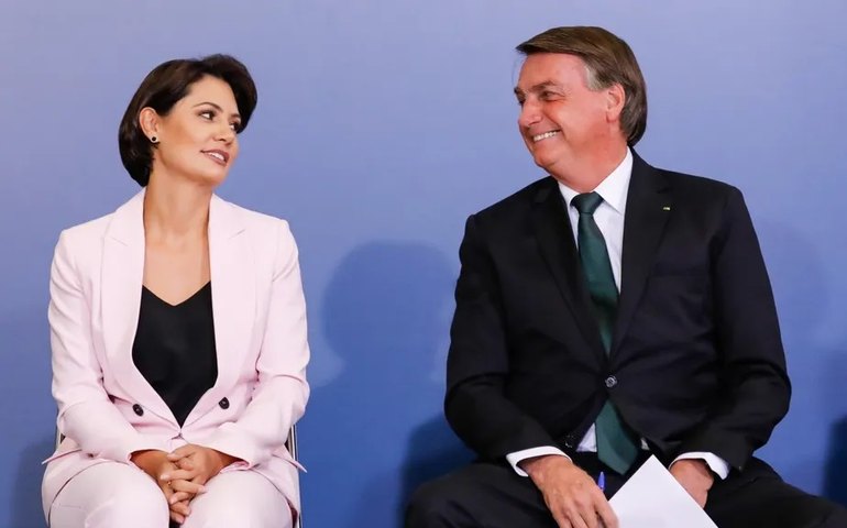 Ao lado de Michelle, Bolsonaro defende pauta conservadora em evento da Caixa