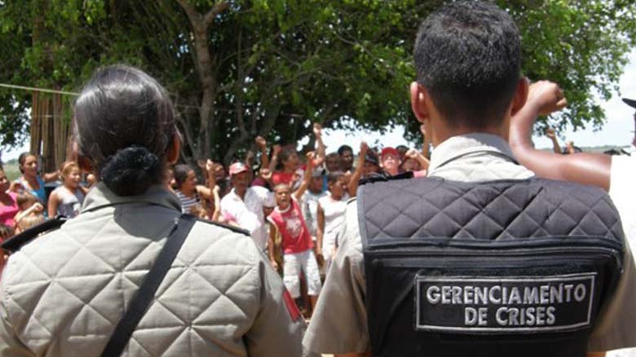 Policiais recebem instrução de nivelamento em gerenciamento de crises