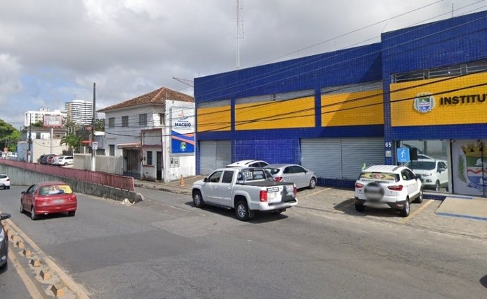 Alça de acesso à Avenida Fernandes Lima sofre danos com o tráfego de veículos de maior porte Alça de acesso à Avenida Fernandes Lima sofre danos com o tráfego de veículos de maior porte