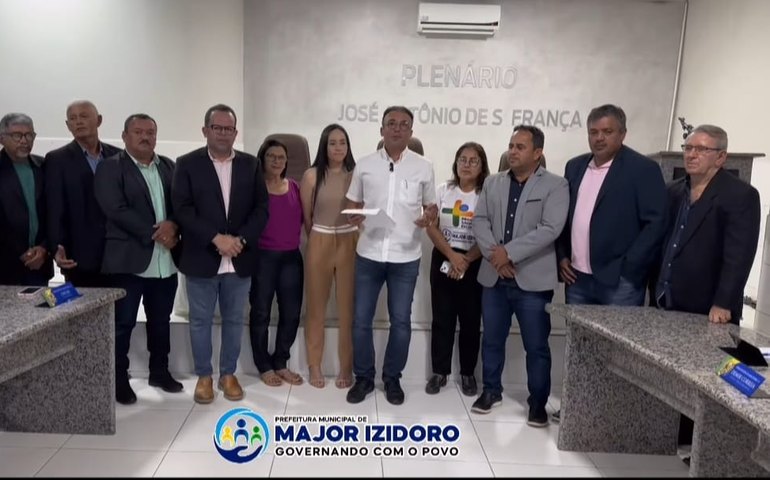 Prefeito Theobaldo entrega na Câmara projeto de lei que institui piso da Enfermagem em Major Izidoro