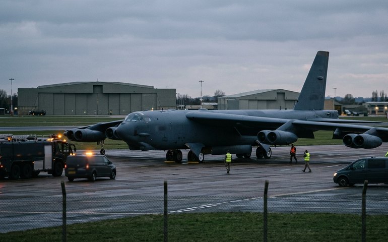 Bombardeiro B-52 dos EUA realiza pouso de emergência na base britânica de Fairford, diz portal