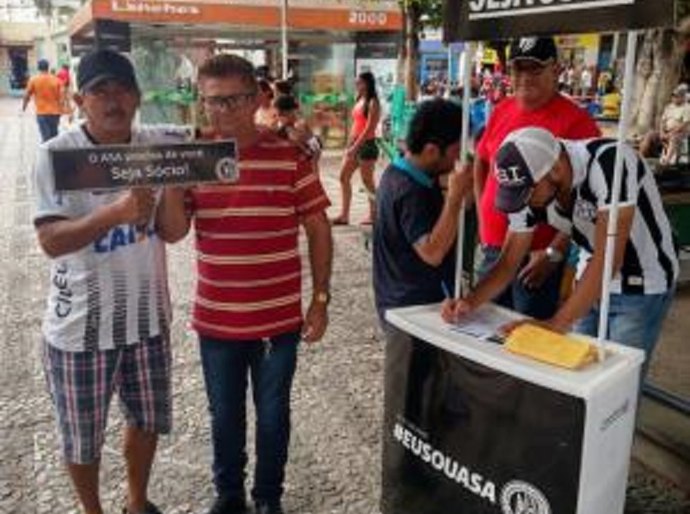 Torcedores abraçam campanha e se tornam sócios na Blitz Alvinegra
