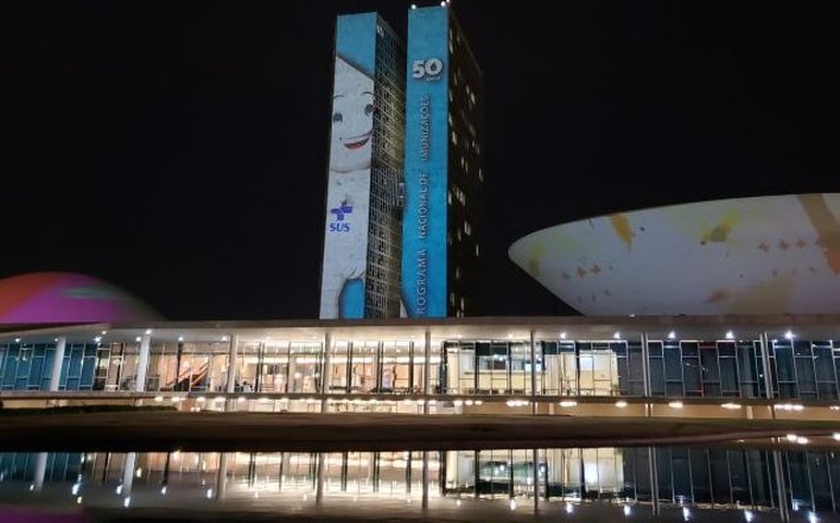 Congresso recebe projeção de imagens em homenagem aos 50 anos do Programa Nacional de Imunização