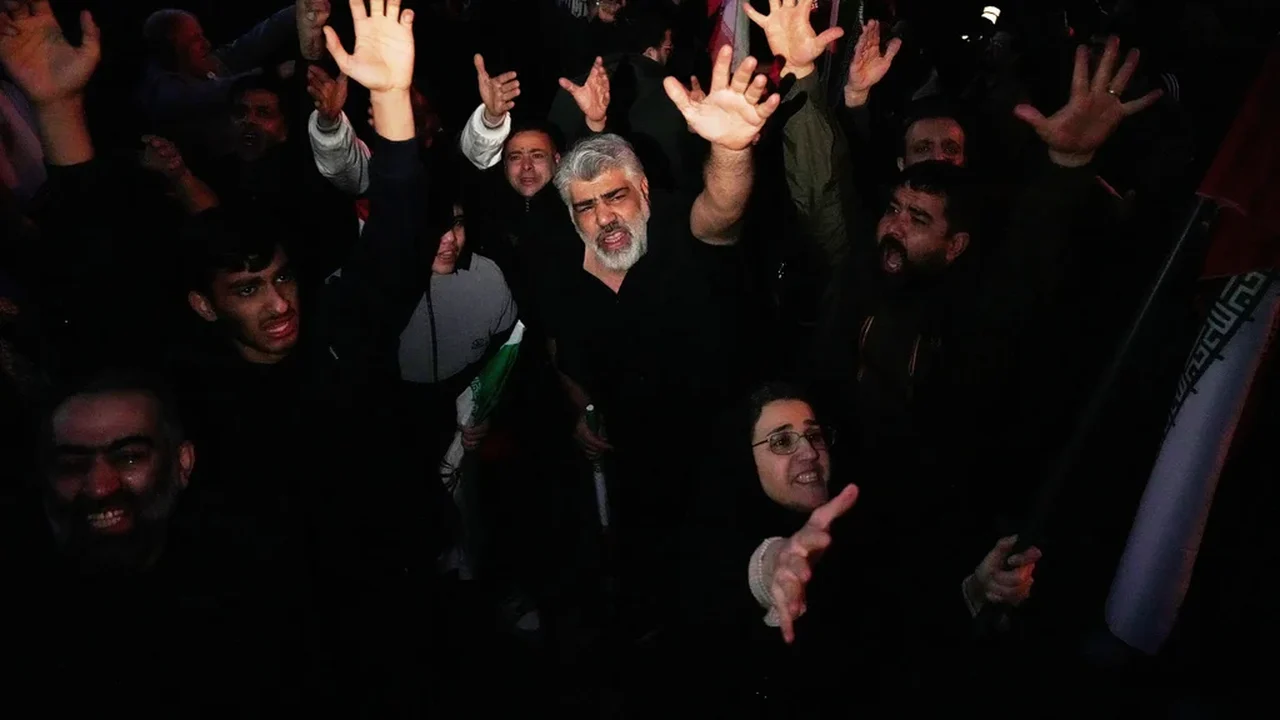 Irã promete vingança após o assassinato de seu principal líder e troca ataques com Israel em uma guerra cada vez maior
