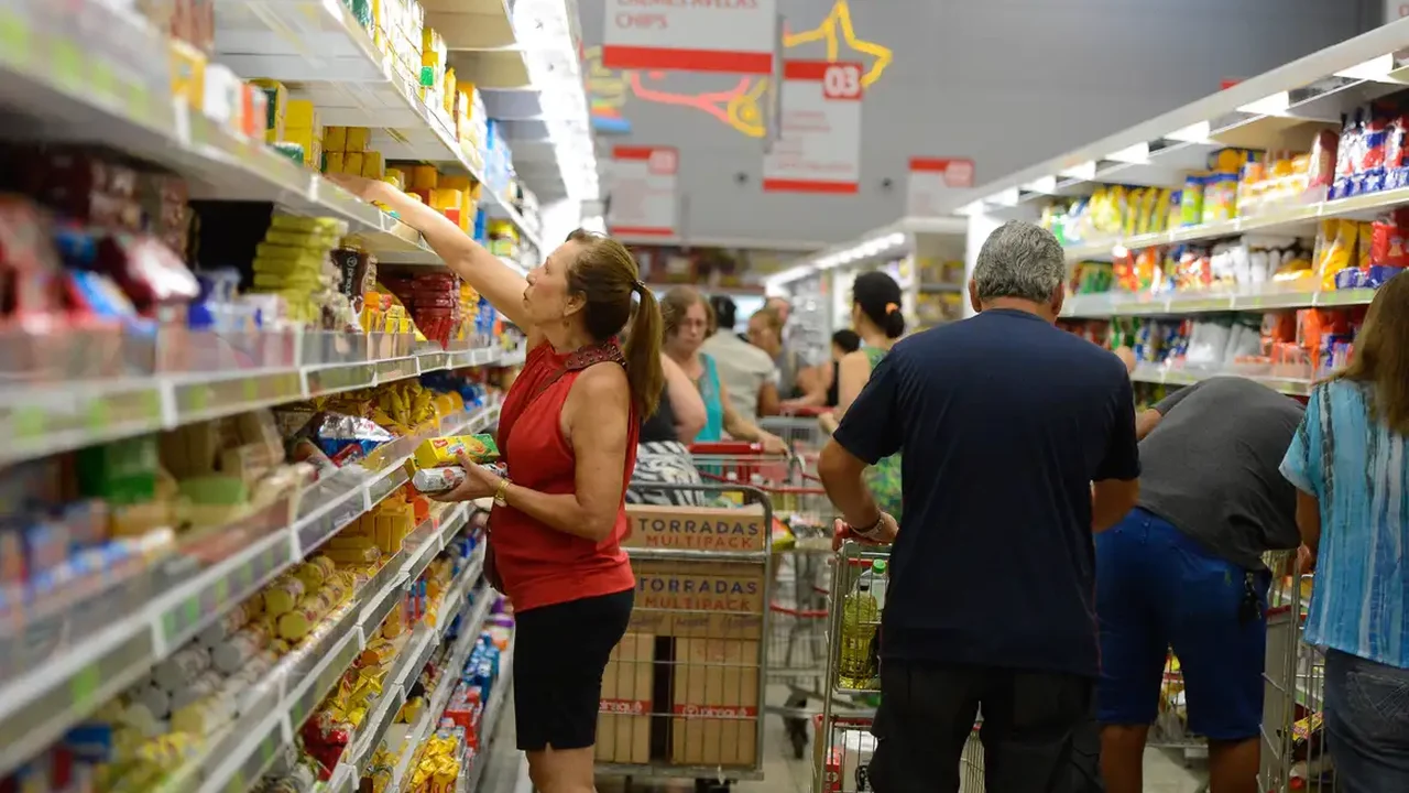 Supermercados têm falta de trabalhadores e recorrem até a Exército para preencher 350 mil vagas