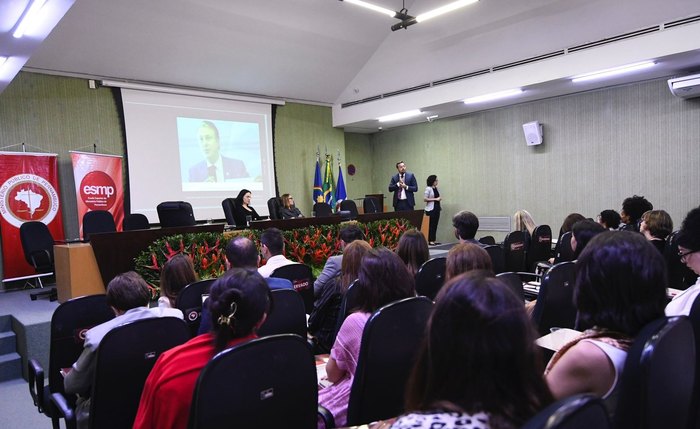 Entre os debates promovidos pelo evento, vale destacar mesa redonda que tratou sobre a necessidade de recomposição das verbas de Educação