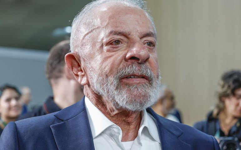 De volta a Brasília, Lula enfrenta definição sobre sucessor de Barroso e sanção da isenção do IR