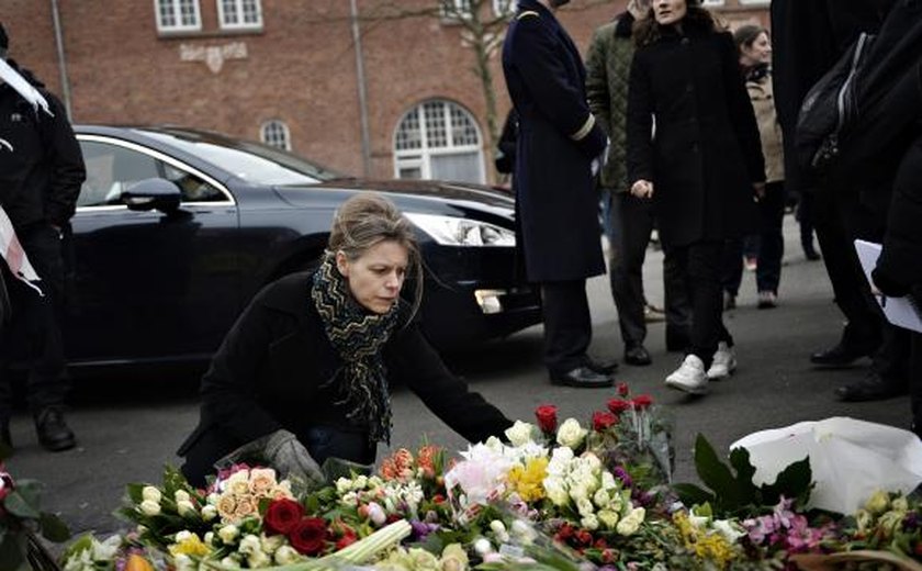 Chocados, cidadãos dinamarqueses deixam flores nos locais dos atentados