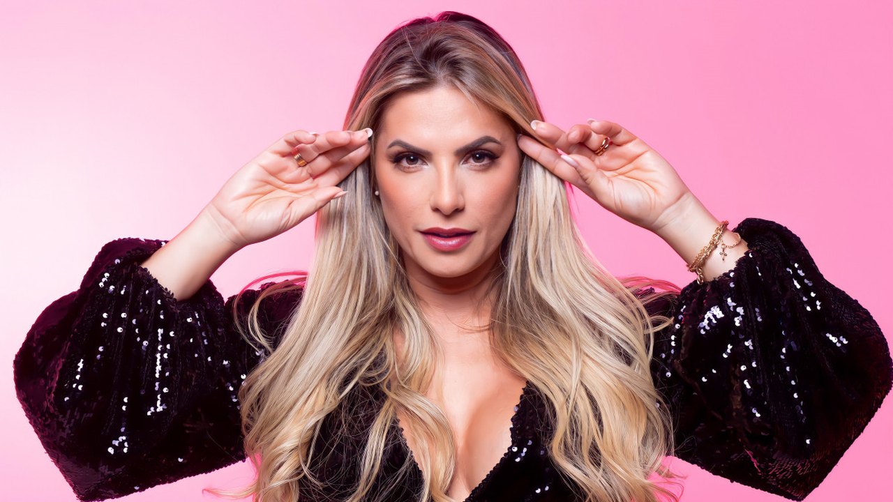 Com agenda de shows lotada, cantora Yara Vellasco interage com cantor Mano Walter nas redes sociais