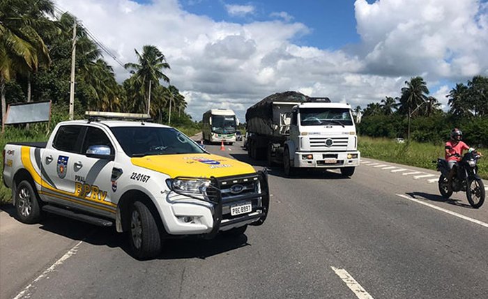 Viatura do Batalhão de Polícia Rodoviária (BPRv) durante fiscalização