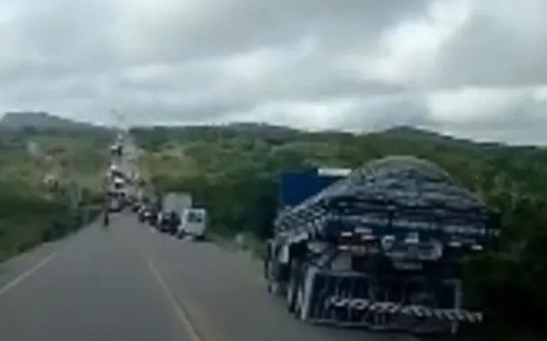 Duas pessoas ficam feridas após colisão entre caçamba e carro na AL-220, em Delmiro Gouveia