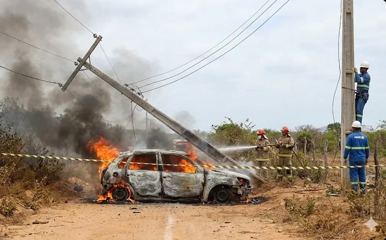 Pânico na zona rural: carro pega fogo após colidir com poste em Feira Grande; rede elétrica precisou ser desligada