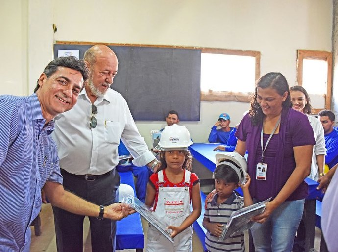 Sesi, Sinduscon a Ademi entregam kits escolares a filhos de trabalhadores