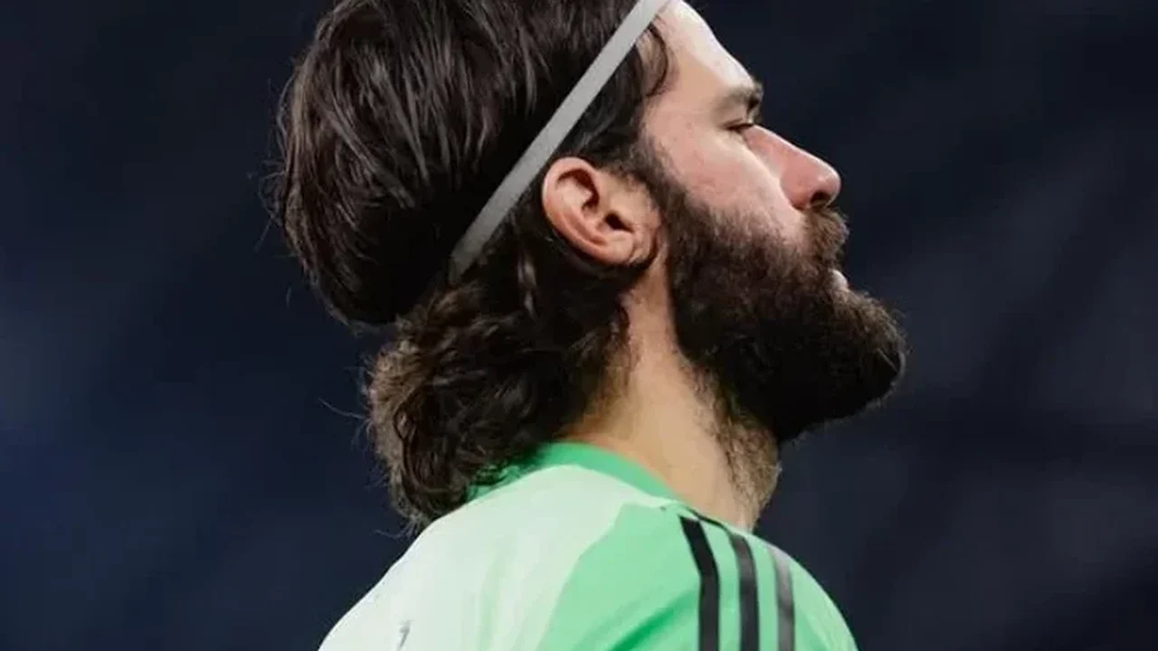 Juventus coloca Alisson como prioridade e pode tirar goleiro do Liverpool, diz jornal
