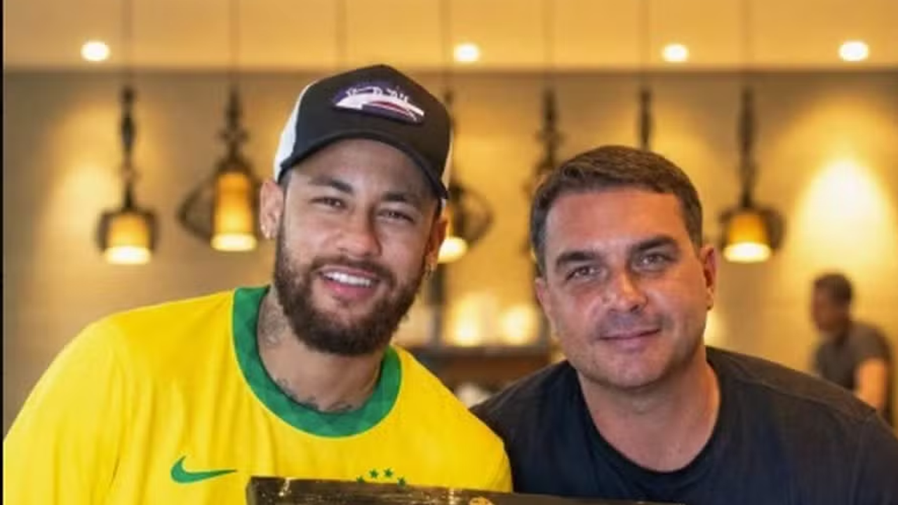 Flávio Bolsonaro e pai de Neymar cobravam dinheiro de Vorcaro, indicam mensagens