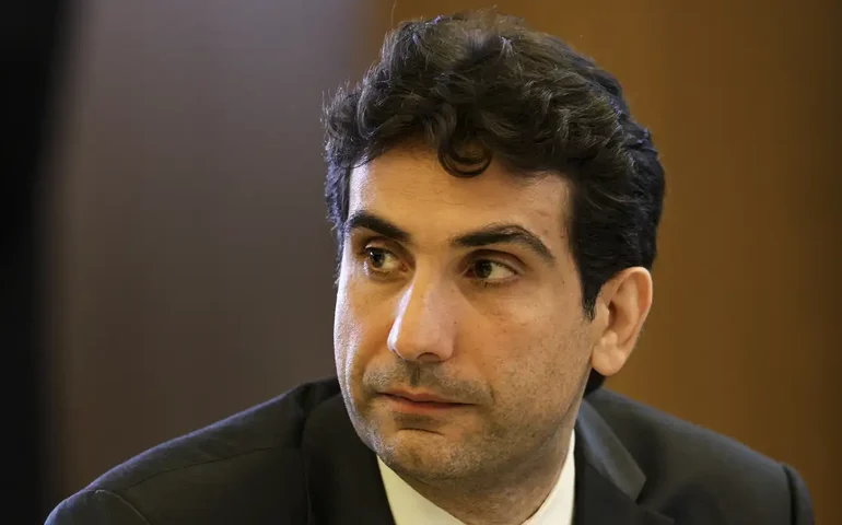 Pix deve permanecer sob gestão pública, diz Galípolo