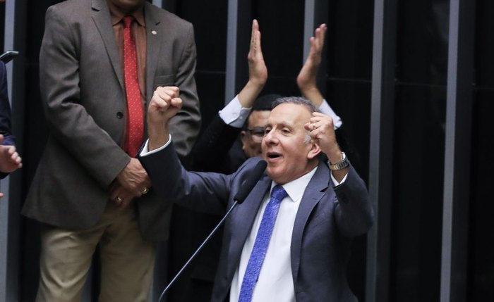 Foram 382 votos a favor no primeiro turno e 375 no segundo