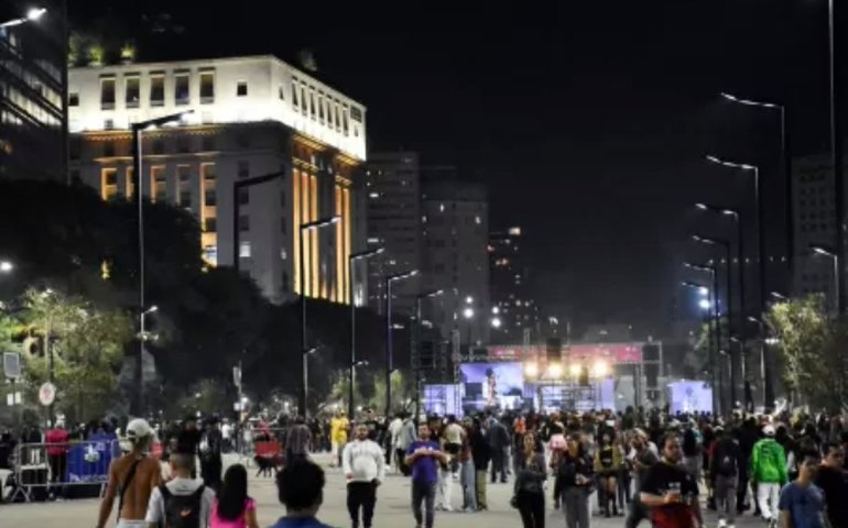 Virada cultural do Centro tem revista policial e tensão com celulares