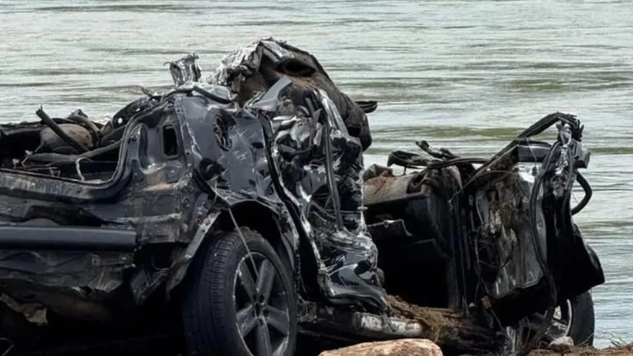Carro com turistas é arrastado após ponte ceder durante temporal em Piranhas