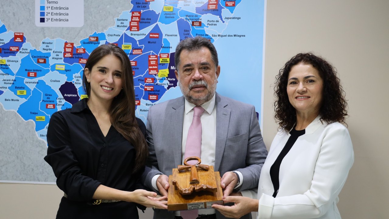 PGJ Lean Araújo recebe de membros ministeriais a chave do próximo Congresso Nacional do júri