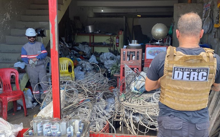 Polícia Civil prende dois donos de ferros-velhos e apreende quase meia tonelada de fios furtados em Maceió
